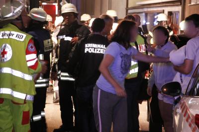 Pforzheim: Kellerbrand in Pforzheim-Dillweisenstein - Evakuierung der Bewohner ueber Drehleiter